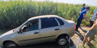 Увязший автомобиль. Фото пресс-службы ДПЧС РО - RuffNews.Ru