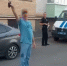"Вам всем конец!": в Таганроге мужчина напился и устроил опасное шоу - видео - Bloknot-Taganrog.Ru
